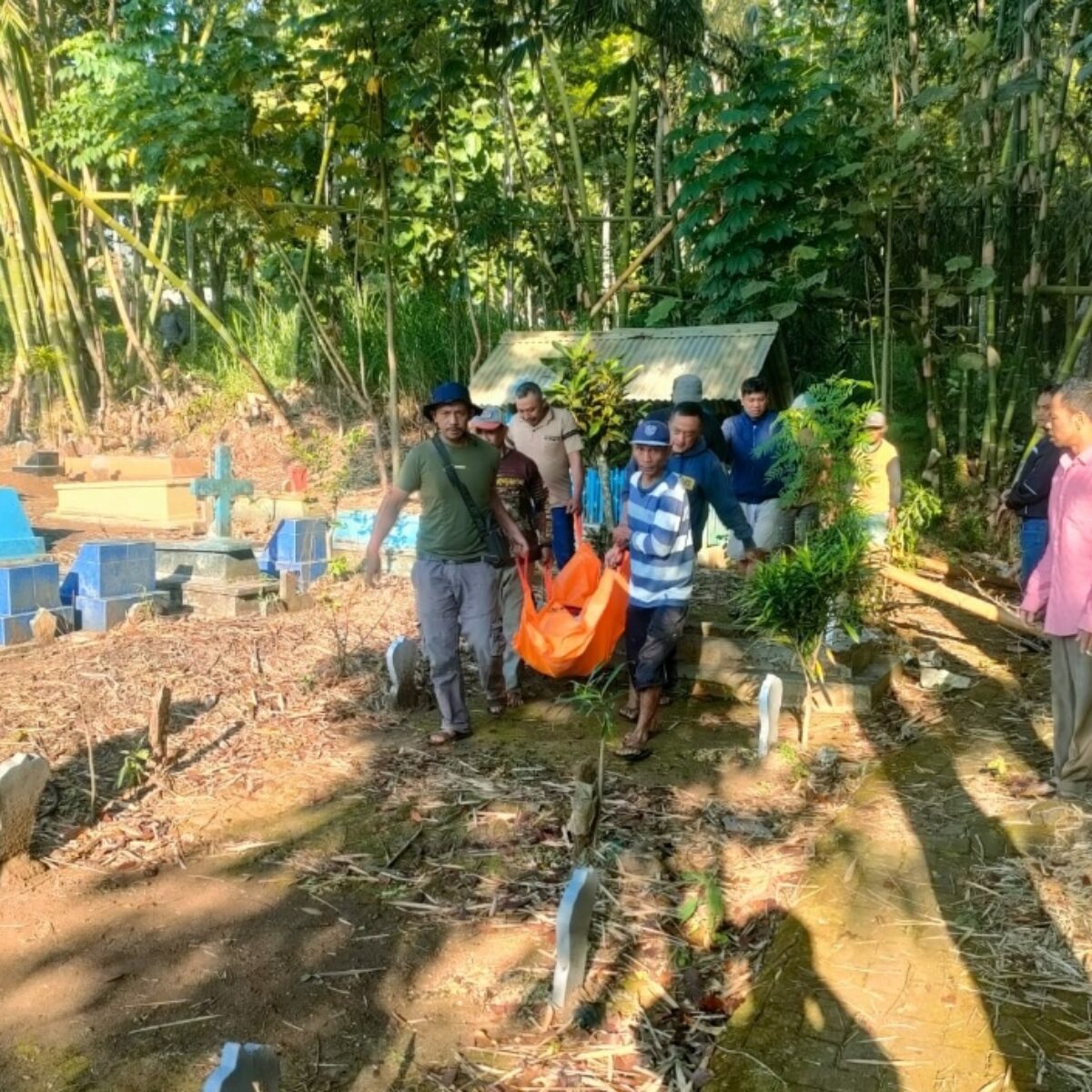 Mayat yang ditemukan dibawa ke RS Bhayangkara Hasta Brata Kota Batu. (Yan/kabarterdepan.com) 