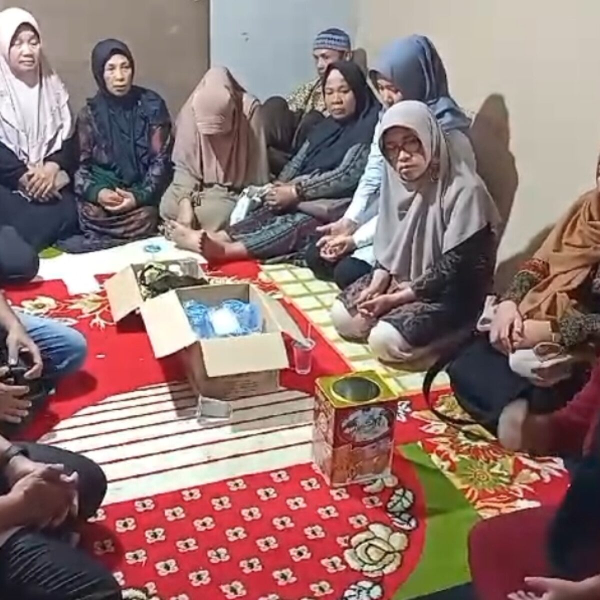 Suasana di dalam rumah duka. (Yan/kabarterdepan.com) 