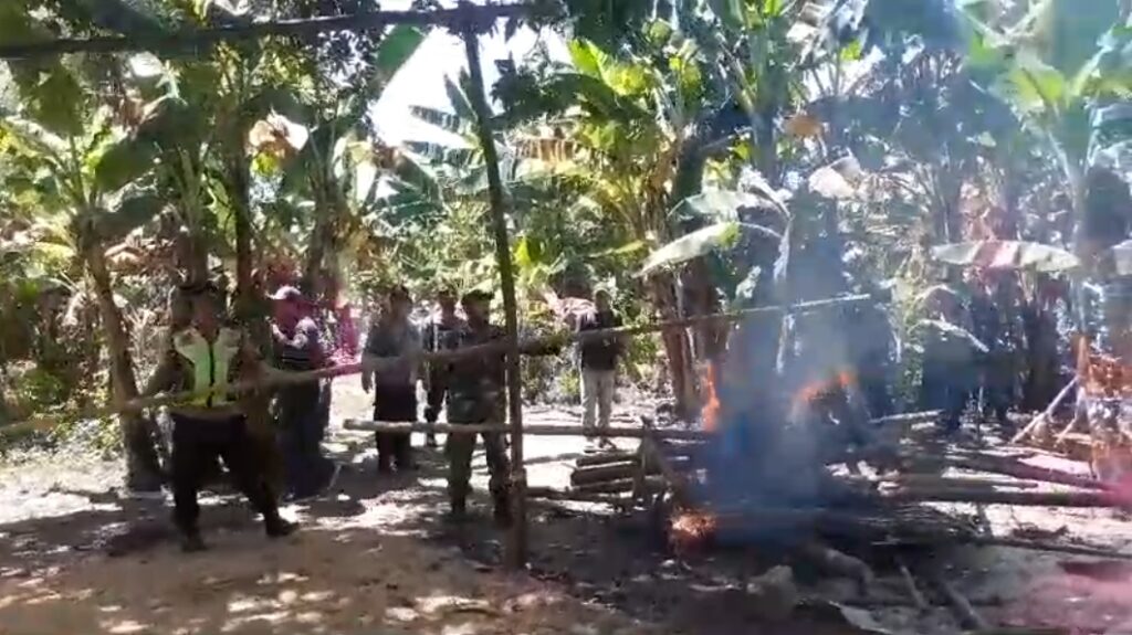 Nekat Beroperasi Kembali, Polisi Bakar Arena Judi Sabung Ayam di Pungging