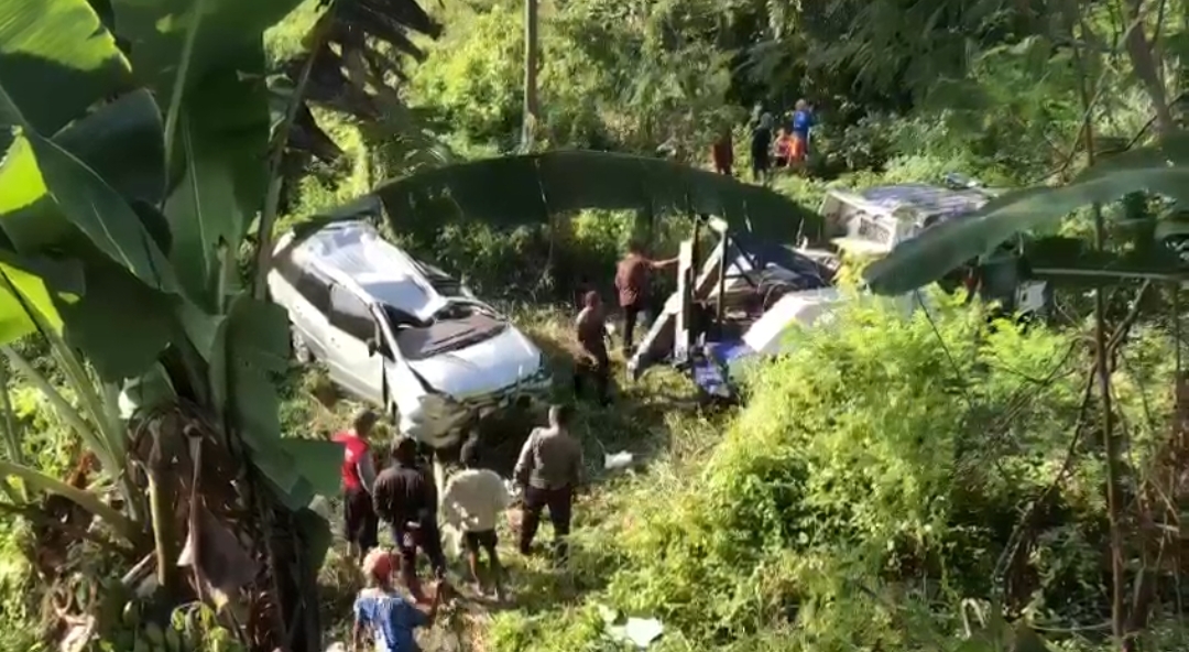 Kurang hati-hati belajar nyetir mobil sehingga mobil terguling di jurang (Andy / Kabarterdepan.com)