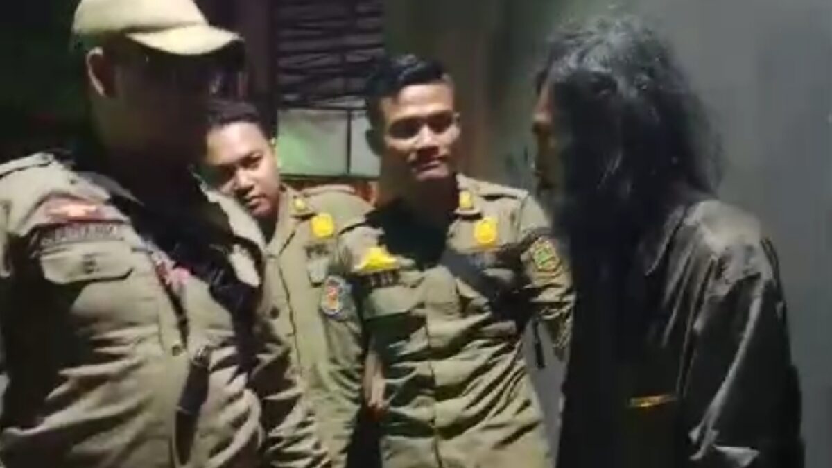 Satpol PP Kota Mojokerto mengamankan ODGJ yang sempat viral di TikTok (Dok. Satpol PP Kota Mojokerto)