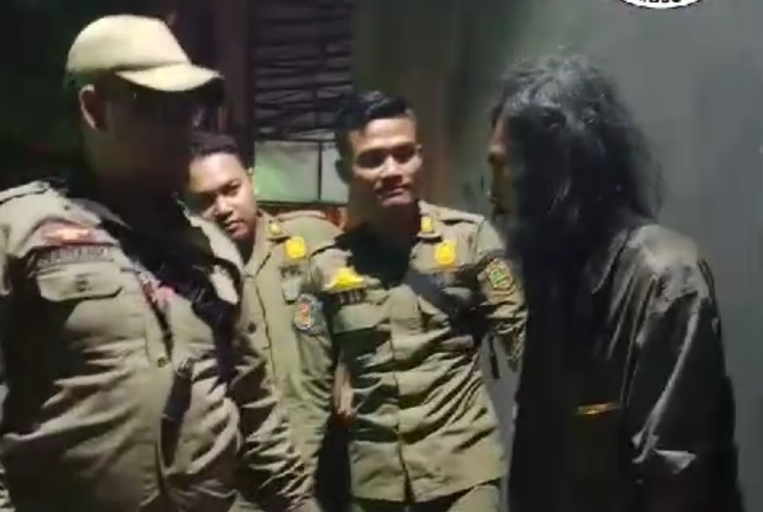 Satpol PP Kota Mojokerto mengamankan ODGJ yang sempat viral di TikTok (Dok. Satpol PP Kota Mojokerto)