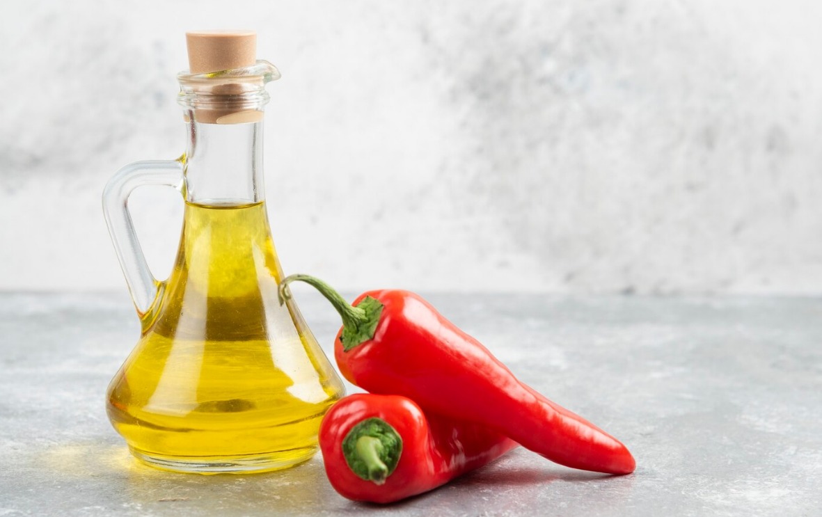 WhatsApp Image 2024 05 01 at 11.15.31 PM 1 Ilustrasi cabai dan minyak (Freepik)