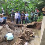 Pj Bupati Jombang Tinjau Pembangunan Jalan 550 Meter Program TMMD Ke-120