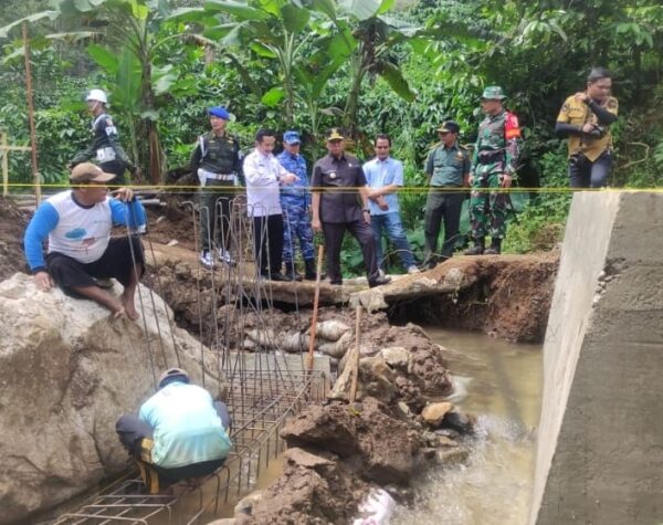 Pj Bupati Jombang Tinjau Pembangunan Jalan 550 Meter Program TMMD Ke-120