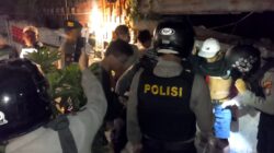 Polisi Merazia Angkringan Sepanjang Angkringan Barat Stadion Mojosari, Petugas Temukan Ini