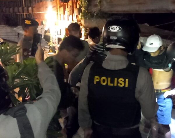Polisi Merazia Angkringan Sepanjang Angkringan Barat Stadion Mojosari, Petugas Temukan Ini