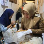 Kunjungi Rumah Produksi Eco-fashion, Bupati Mojokerto Ajak Masyarakat Viralkan Batik Ulur Wiji