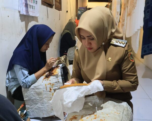 Kunjungi Rumah Produksi Eco-fashion, Bupati Mojokerto Ajak Masyarakat Viralkan Batik Ulur Wiji