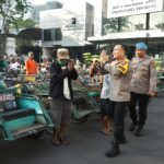 Tebar Kebahagiaan, Kapolrestabes Surabaya Ajak Abang Becak Sarapan Bareng dan Berbagi Sembako
