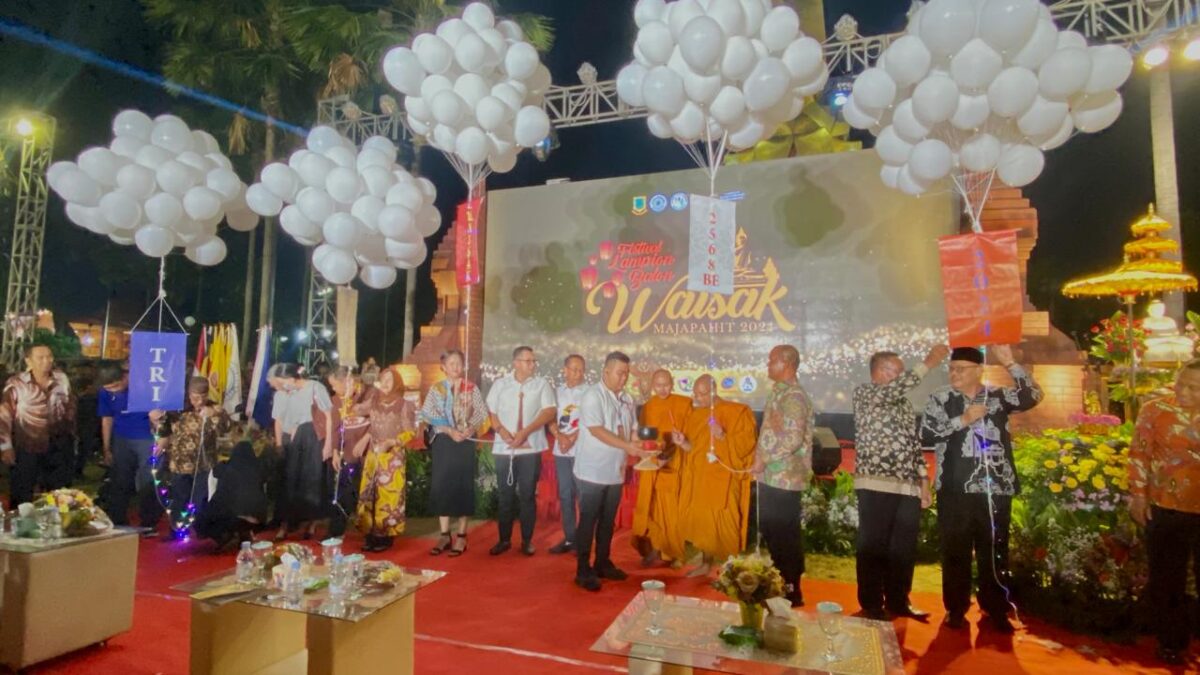 Pelepasan 2.568 Lampion Balon Meriahkan Perayaan Hari Waisak di Kota Mojokerto