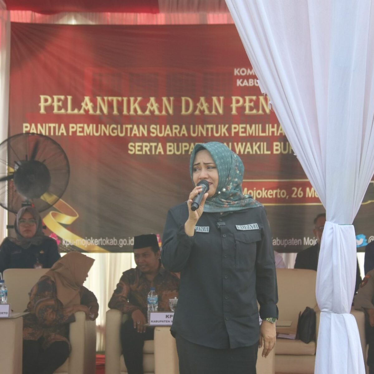 Hadiri Pelantikan PPS Pilkada, Bupati Mojokerto Minta 912 Anggota Tegakkan Integritas