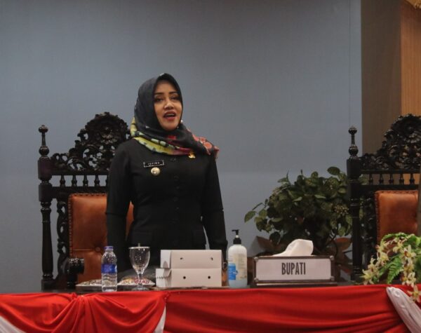 Bupati Mojokerto Hadiri Rapat Paripurna DPRD Penyampaian Pandangan Umum Fraksi 3 Raperda