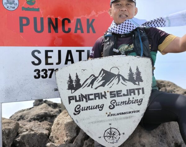Pendaki Veteran Agus Ali Taklukkan Puncak Gunung Sumbing 3371 Mdpl Setelah Mengalami Sakit Berat
