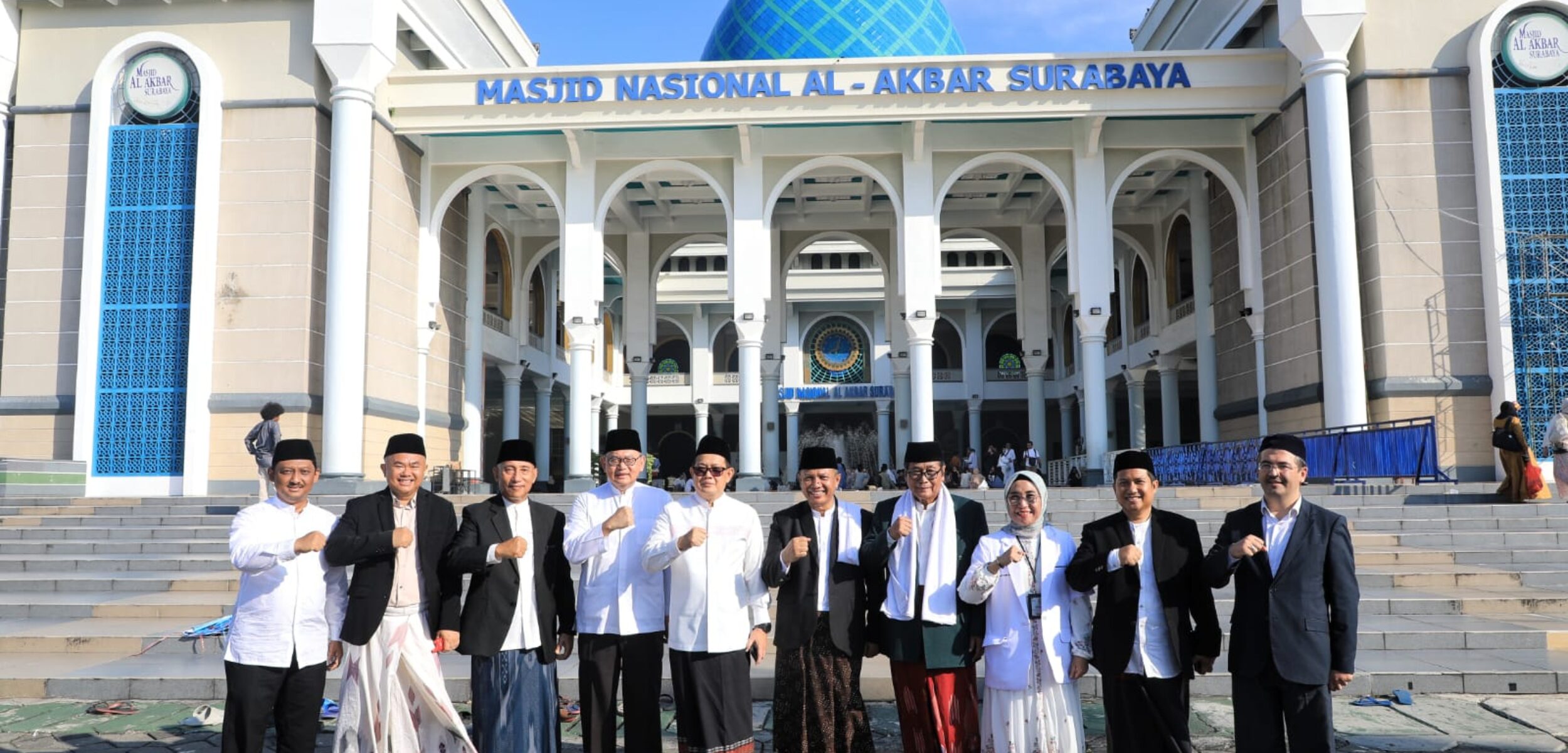 Pj Gubernur Jatim, Adhy Karyono berfoto bersama dengan pengurus Masjid Al-Akbar Surabaya, Senin (17/6/2024). (Diskominfo Jawa Timur) 