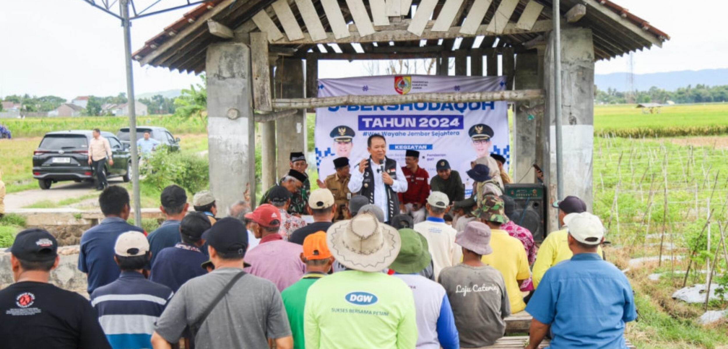 Bupati Jember Distribusikan Pupuk Si Jempol