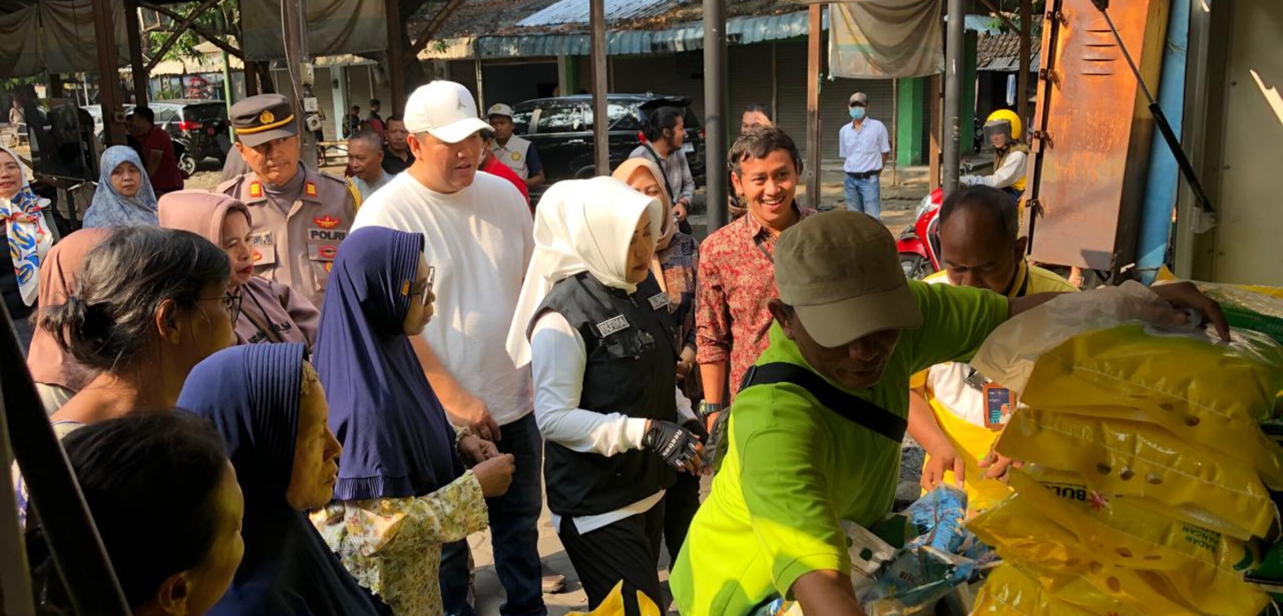 Bupati Mojokerto, Ikfina Fahmawati saat meninjau operasi pasar dan melayani para masyarakat yang membeli beras di operasi pasar murah, Pasar Raya Mojosari, Jumat (14/6/2024) pagi (Andy / Kabarterdepan.com)