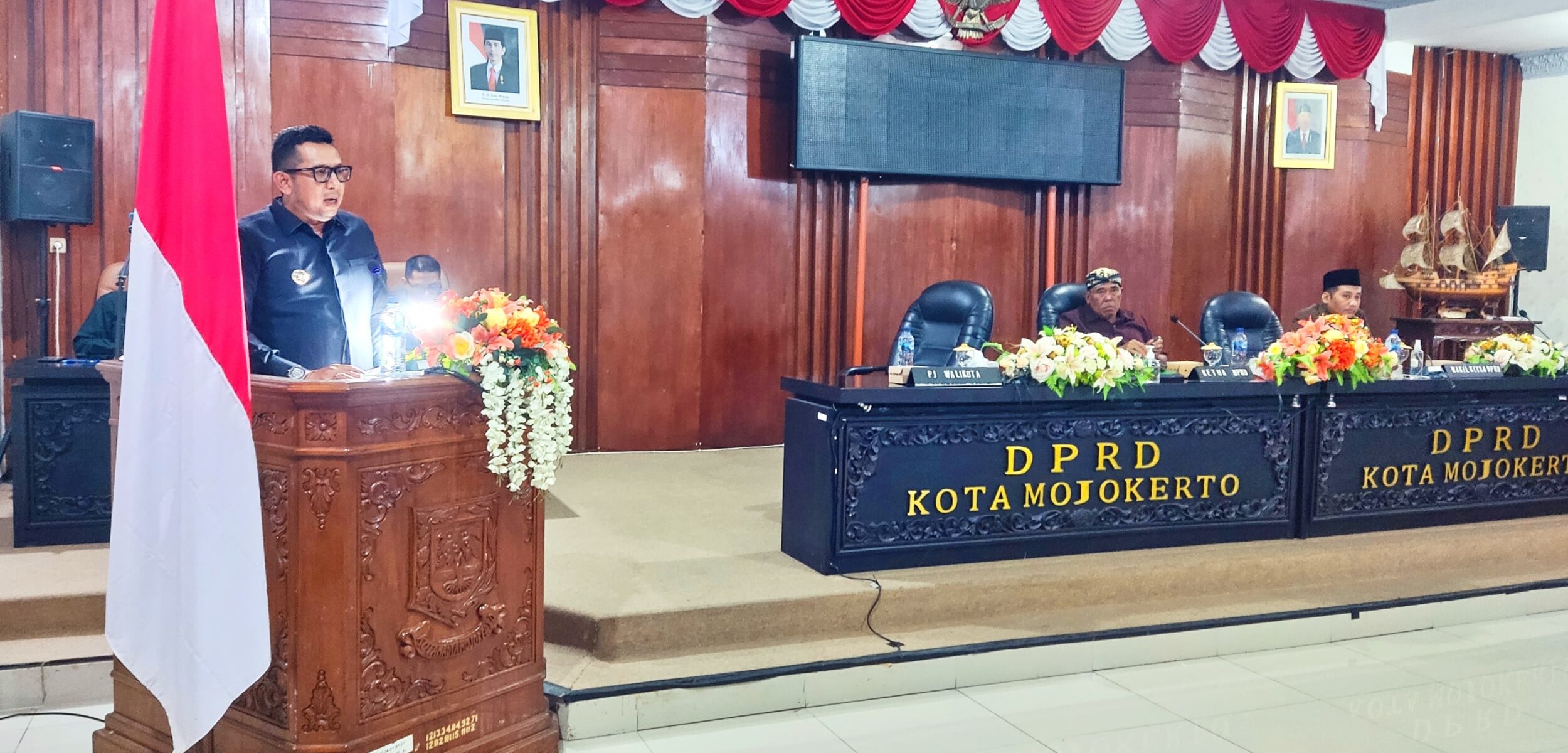 Pj Wali Kota Mojokerto, Moh Ali Kuncoro saat memaparkan Laporan Pertanggungjawaban Pelaksanaan APBD (LPPA) kepada DPRD Kota Mojokerto, Senin (27/5/2024). (Alief Wahdana/kabarterdepan.com)