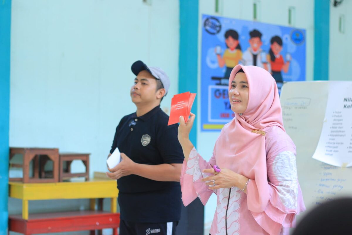 Ulfi saat memberikan penyuluhan di SMPN 3 Kota Mojokerto (Dokpri Ulfi)