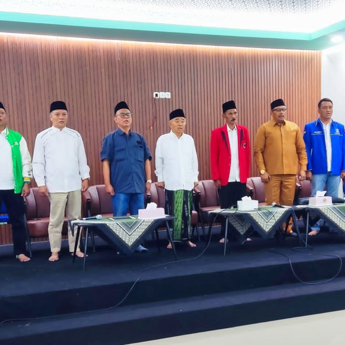 Jajaran ketua dan petinggi 9 partai politik bersama KH Asep Saifudin Chalim saat melaksanakan deklarasi Gus Barra Mojokerto 1, Minggu (2/6/2024). (Alief Wahdana/kabarterdepan.com)