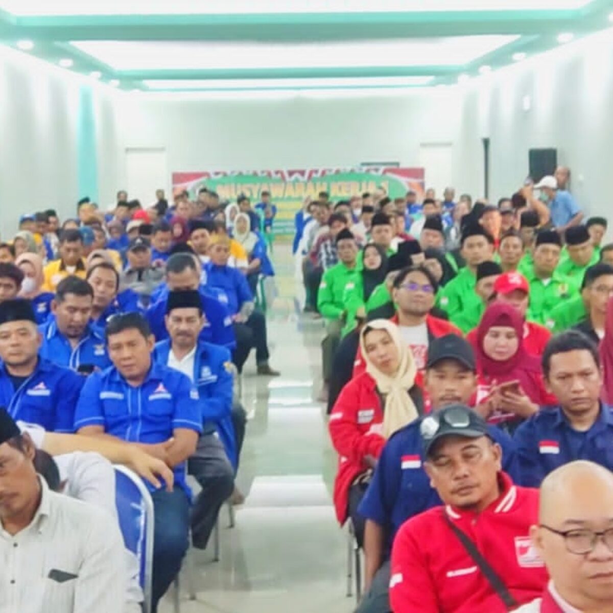 Para pengurus dari 9 partai politik yang hadir mendeklarasikan Gus Barra untuk Mojokerto 1. (Alief Wahdana/kabarterdepan.com) 