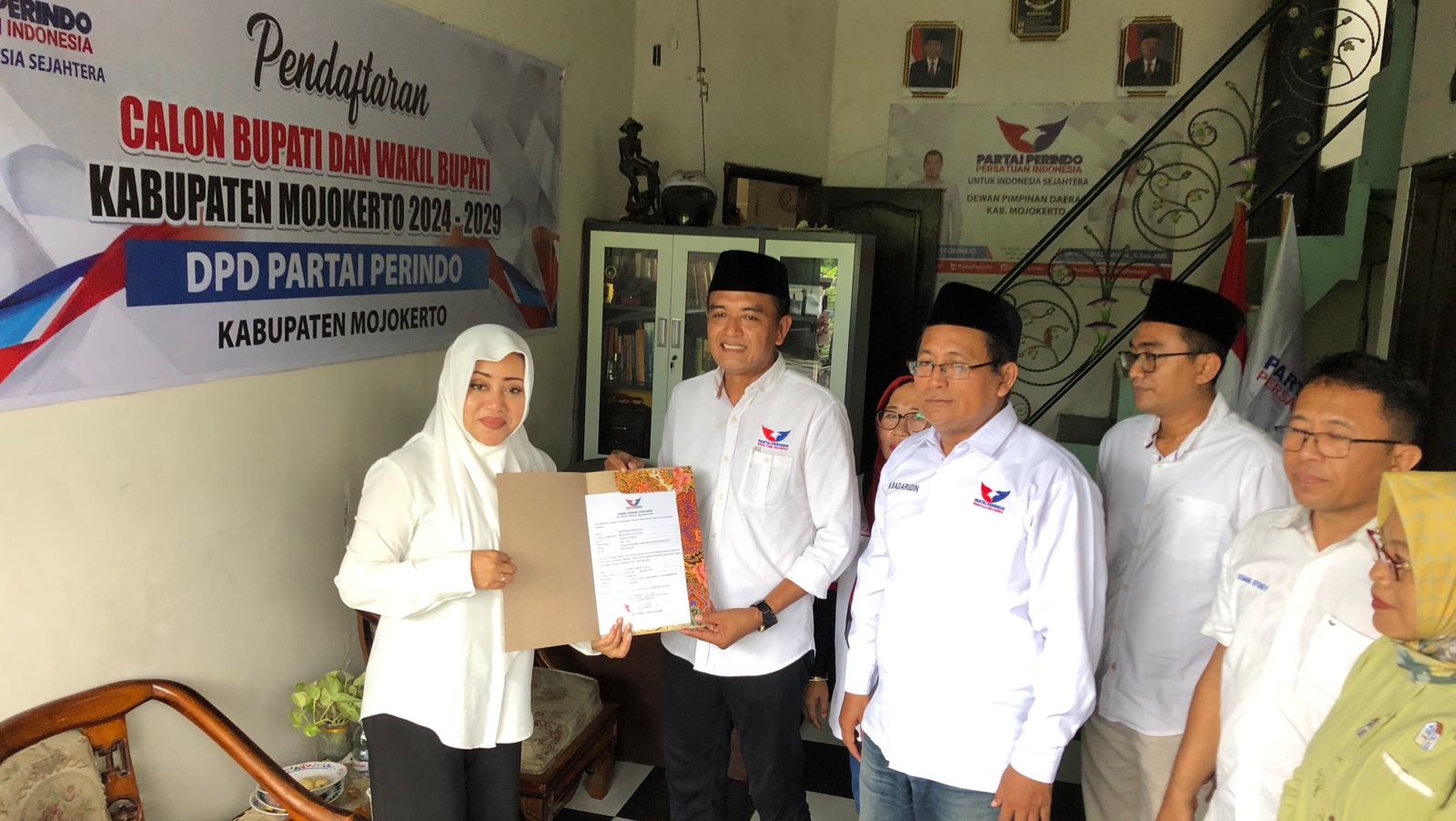 Incumbent, Ikfina Fahmawati menyerahkan berkas ke Partai Perindo, Minggu (2/6/2024) (Andy / Kabarterdepan.com)