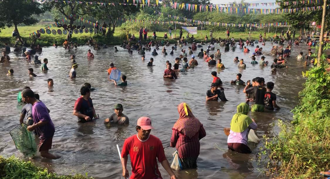 IMG 20240602 WA0035 1 Ratusan warga antusias menangkap ikan di Wisata Sumber Dhuwur, Desa Wonosari, Kecamatan Ngoro, Kabupaten Mojokerto, Minggu (2/6/2024) pagi (Andy / Kabarterdepan.com)