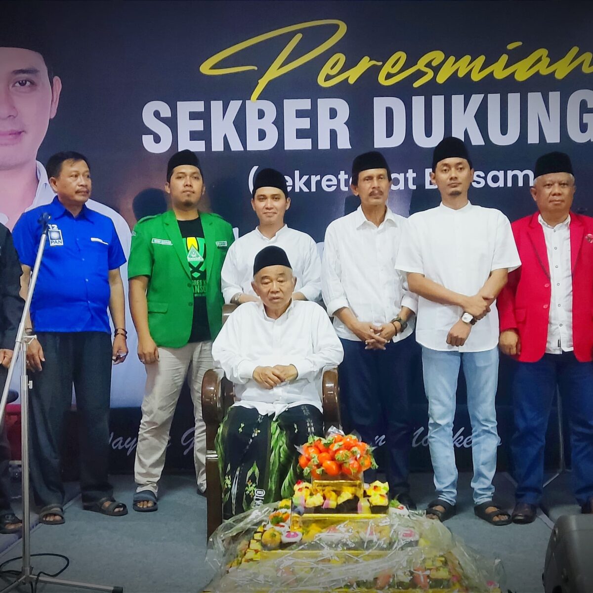 Gus Fahmi juga ikut foto bersama dengan Gus Barra dan partai pengusung Gus Barra serta Kiai Asep Saifuddin Chalim, Minggu (2/6/2024) malam. (Alief Wahdana/kabarterdepan.com)