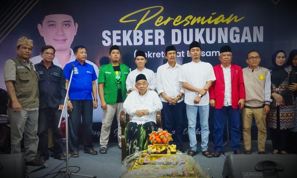 Gus Fahmi juga ikut foto bersama dengan Gus Barra dan partai pengusung Gus Barra serta Kiai Asep Saifuddin Chalim, Minggu (2/6/2024) malam. (Alief Wahdana/kabarterdepan.com) 