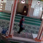 Terekam CCTV, Maling Bawa Mobil Bobol 4 Kotak Amal Masjid di Mojokerto