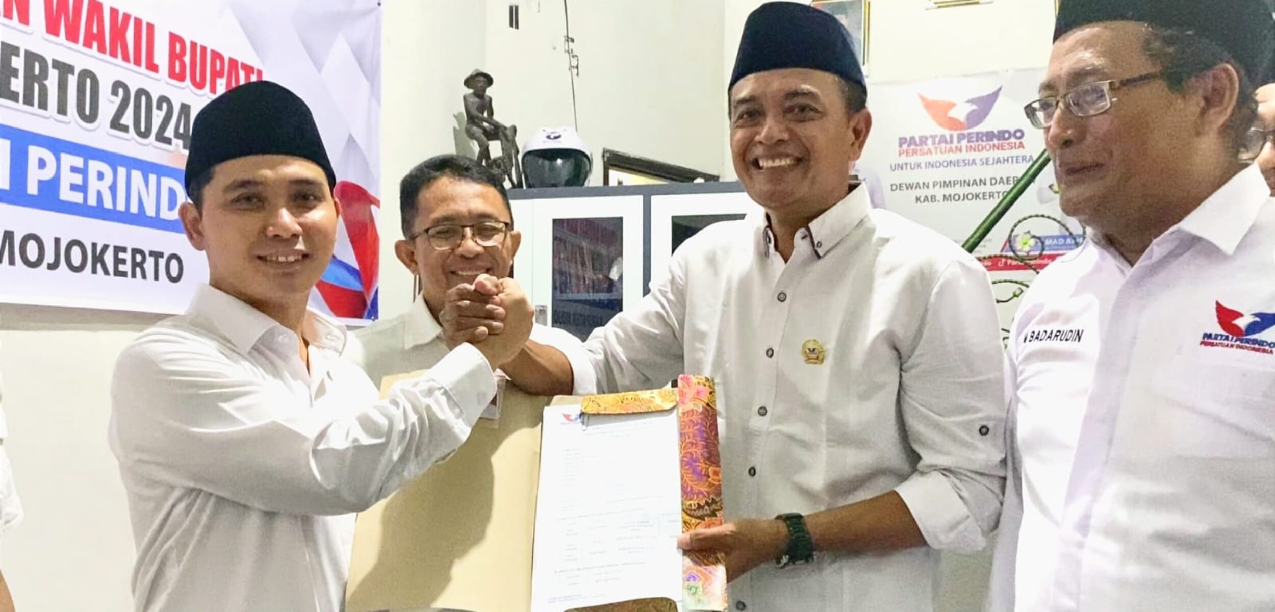 Gus Barra saat menyerahkan formulir pendaftaran ke kantor DPD Partai Perindo Kabupaten Mojokerto, Selasa (4/6/2024). (Alief Wahdana/kabarterdepan.com) 