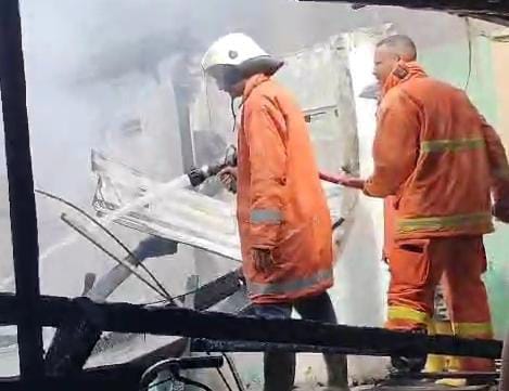 Petugas berusaha memadamkan api yang meludeskan rumah seorang ODGJ di Lingkungan Simolepen, Kelurahan Balongsari, Kecamatan Magersari, Kota Mojokerto (Andy / Kabarterdepan.com)