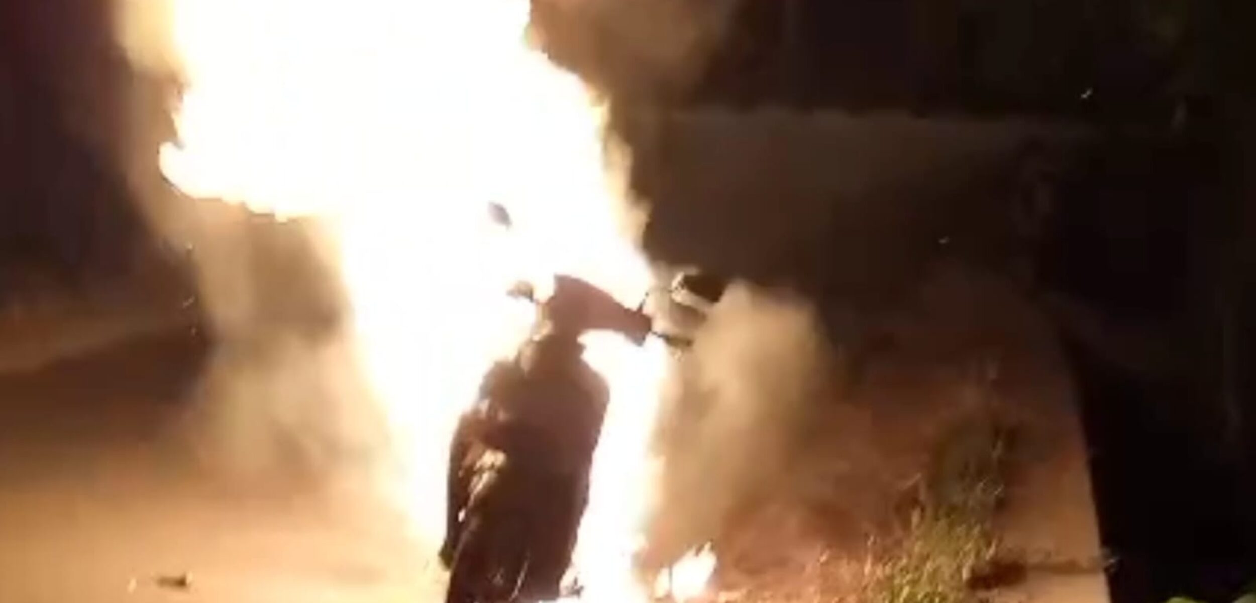 Kondisi motor saat terbakar di Jalan Raya Dusun Gading, Desa Ngrame, Kecamatan Pungging, Kabupaten Mojokerto, Rabu (5/6/2024) malam (Andy / Kabarterdepan.com)