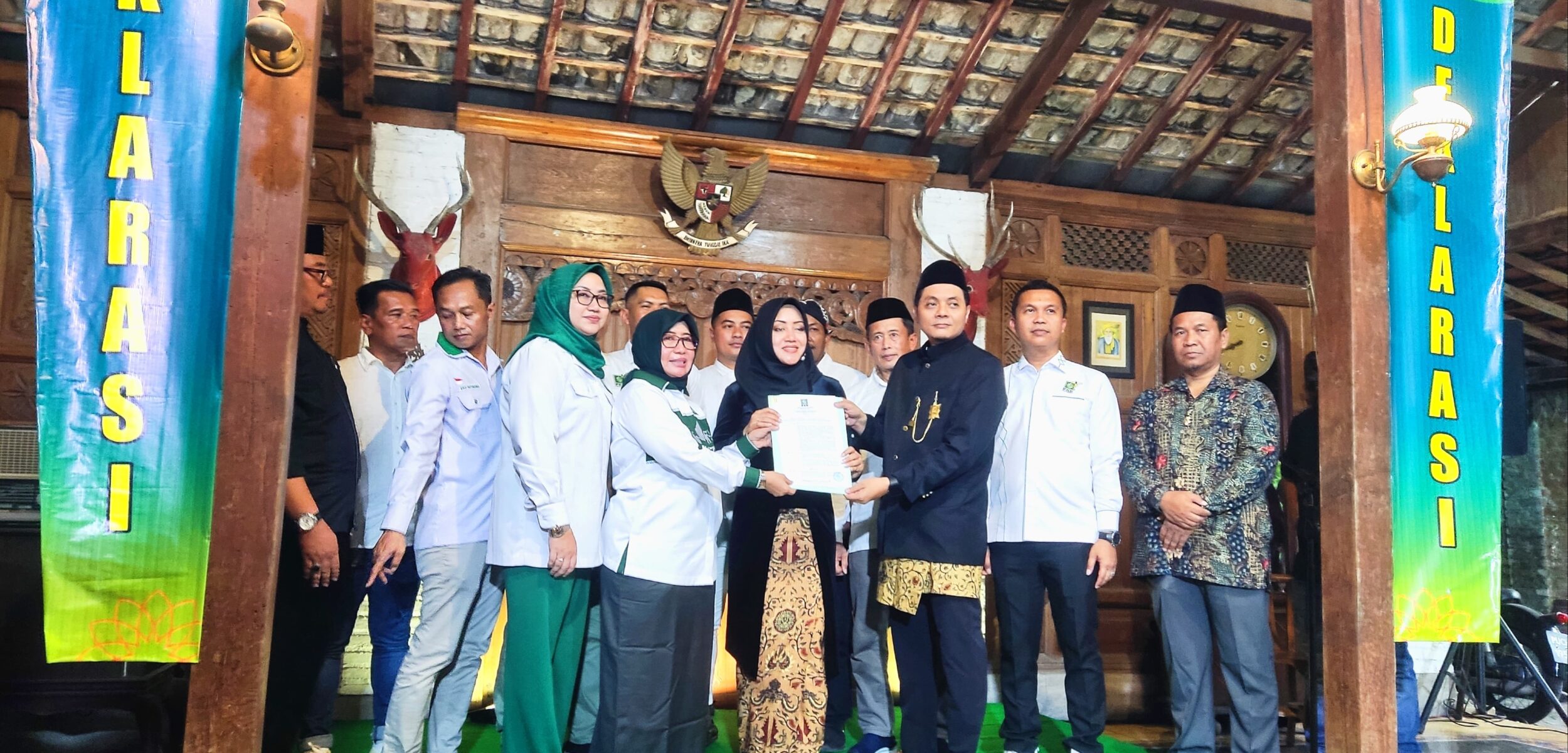 Ikfina dan Gus Dulloh menerima surat rekom dari DPP PKB. (Alief Wahdana/kabarterdepan.com) 