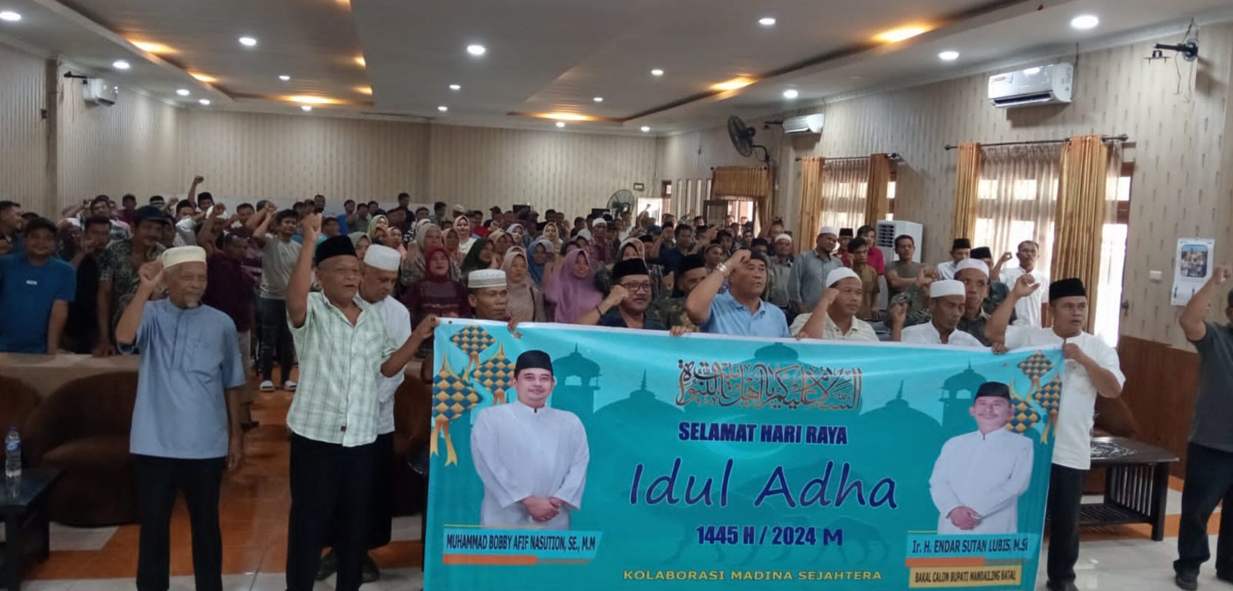 Masyarakat Madina membentangkan spanduk dukunga kepada Boby dan Endar. (Suhartono/kabarterdepan.com) 