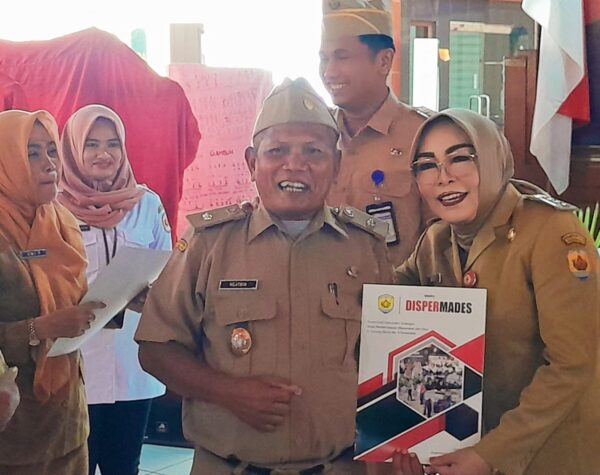 Serahkan SK Perpanjangan Jabatan Kades,  Bupati Grobogan Bantah Adanya Pungutan Syukuran