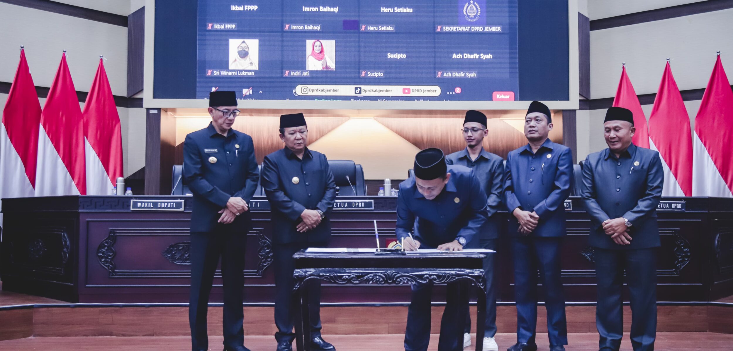 Penandatanganan Perda Pesantren di Jember. (Lana/kabarterdepan.com) 