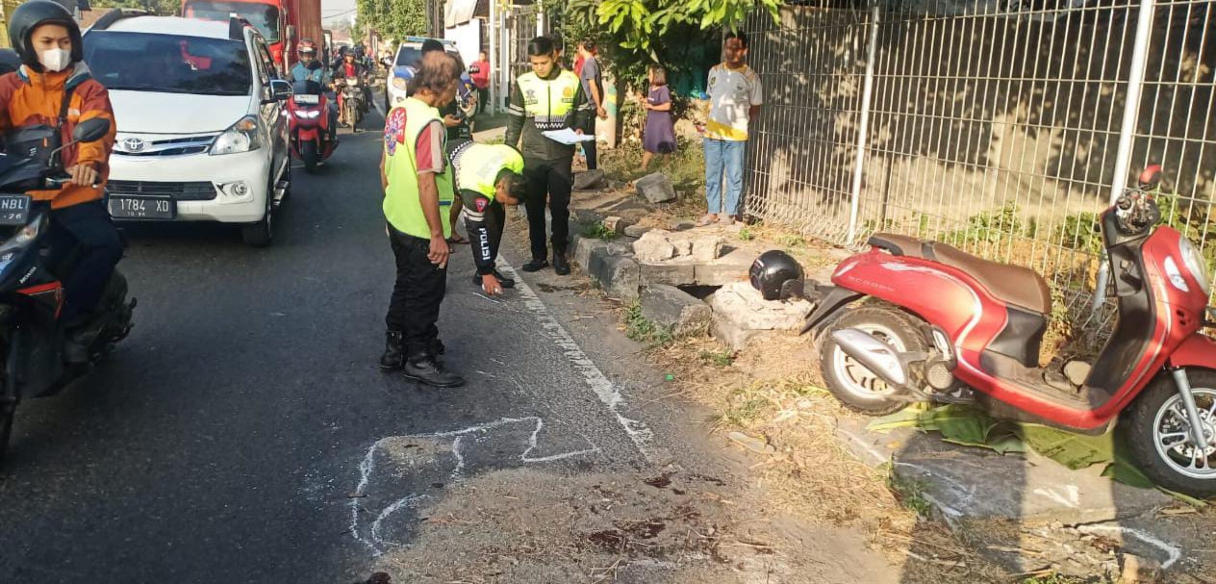 Petugas kepolisian melakukan olah TKP. (Redaksi/kabarterdepan.com)