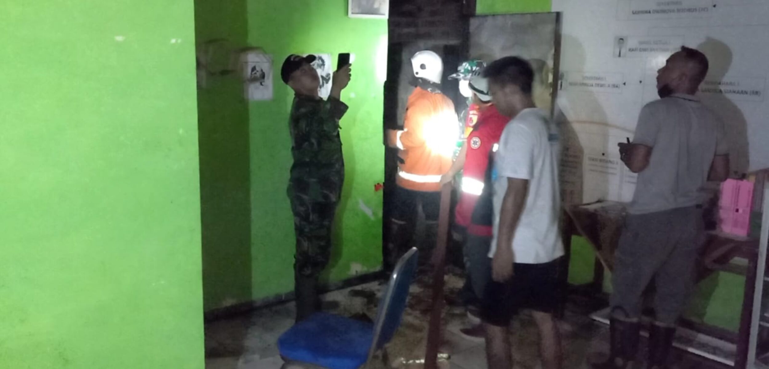 Petugas Damkar dan warga berusaha memadamkan api. (Redaksi/kabarterdepan.com)