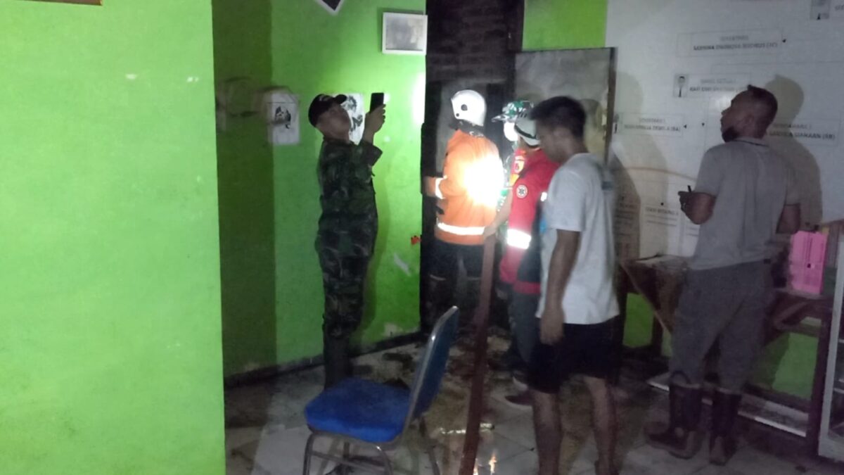 Petugas Damkar dan warga berusaha memadamkan api. (Redaksi/kabarterdepan.com) 