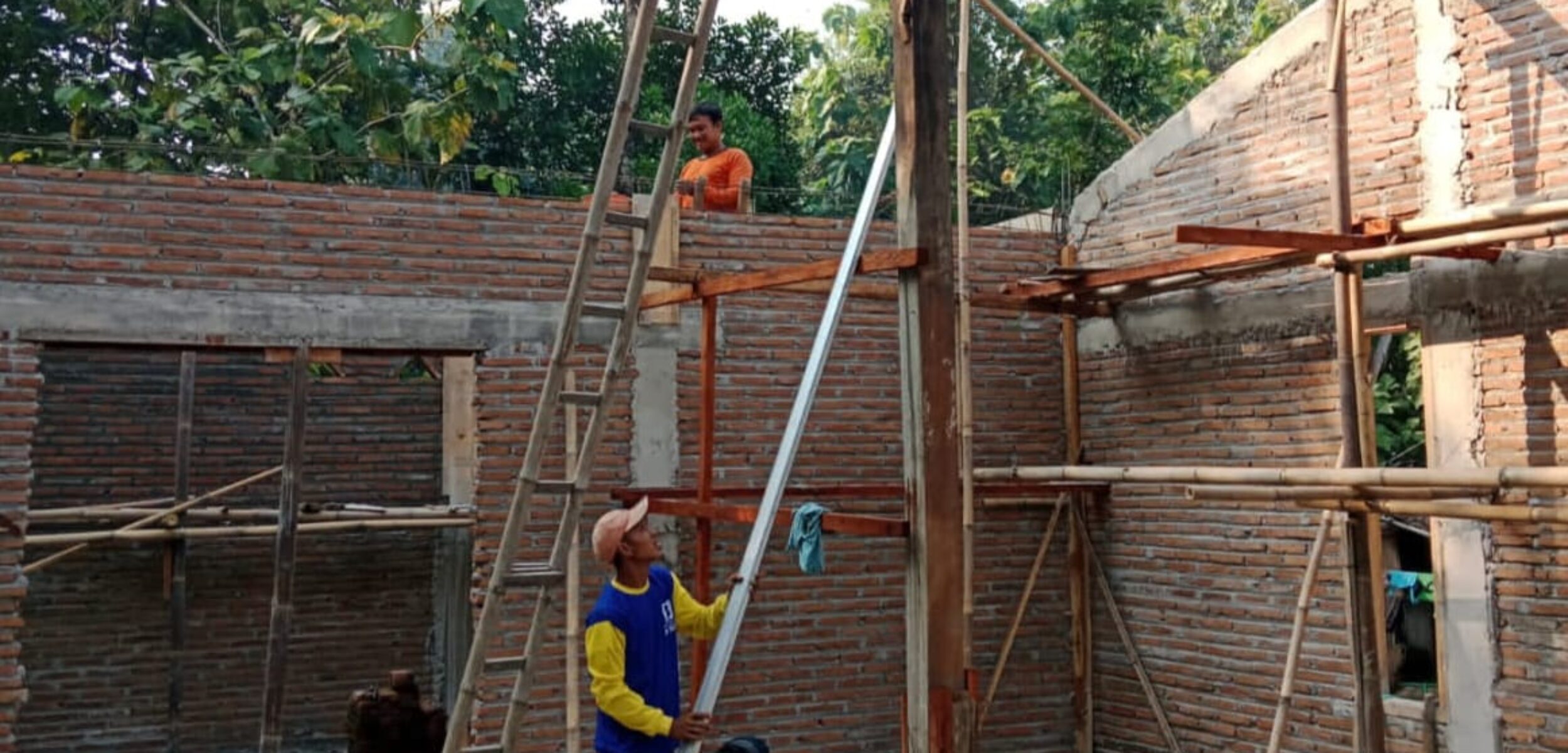 Realisasi banprov rumah tidak layak huni (RTLH) di Desa Jambangan, Kecamatan Mondokan, Kabupaten Sragen. (Masrikin/kabarterdepan.com)