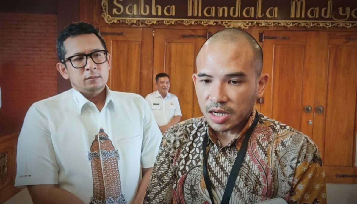 Alfi Rachman Waluyo, Spesialis Koordinasi dan Supervisi KPK Area Jatim 3 bersama Pj Wali Kota Mojokerto saat memberikan keterangan kepada awakmedia Rabu (12/6/2024) di Balai Kota Mojokerto