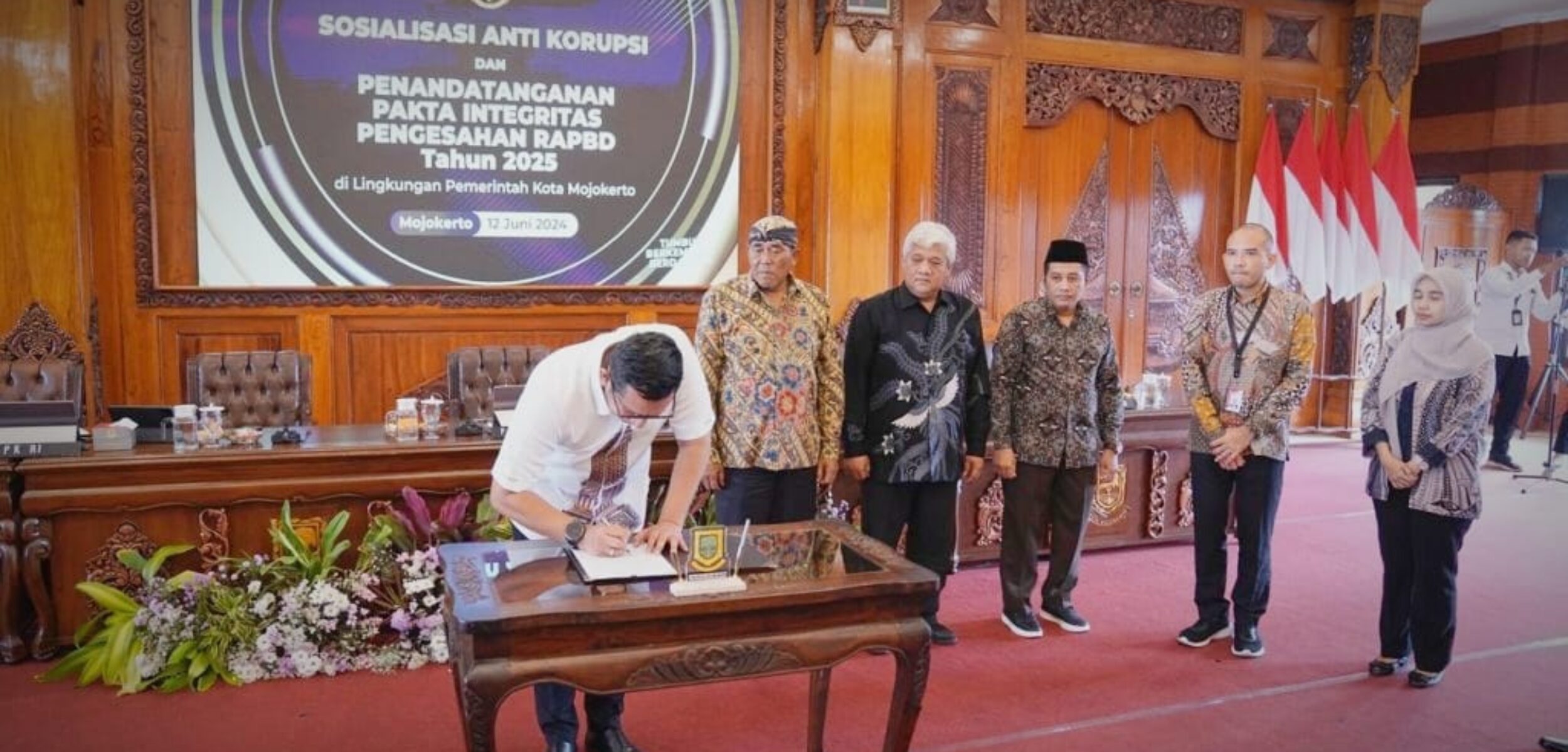 Pj Wali Kota Mojokerto saat menandatangani pakta integritas, Rabu (12/6/2024). (Alief Wahdana/kabarterdepan.com)