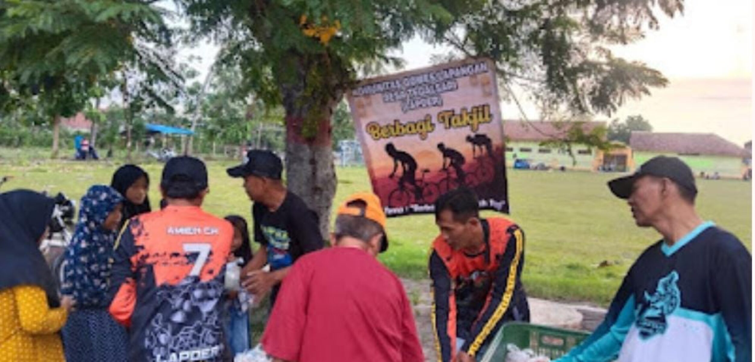 Berbagi takjil komunitas sepeda di Jember, Minggu (31/3/2024). (Lana/kabarterdepan.com) 