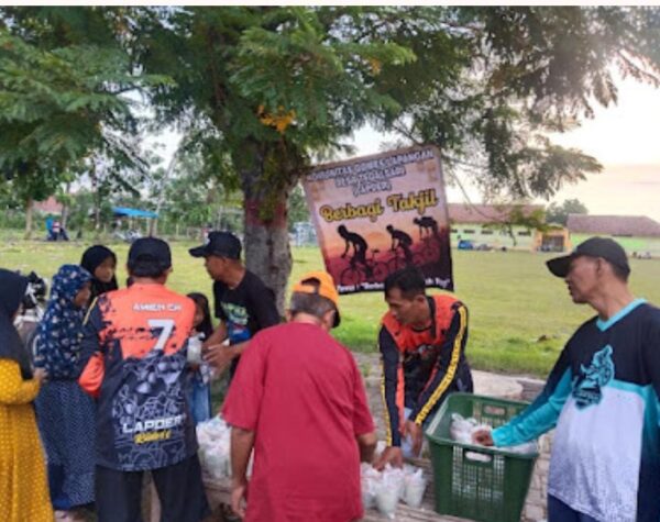 Ramadan Bulan Berkah, Komunitas Sepeda di Jember Berbagi 500 Takjil