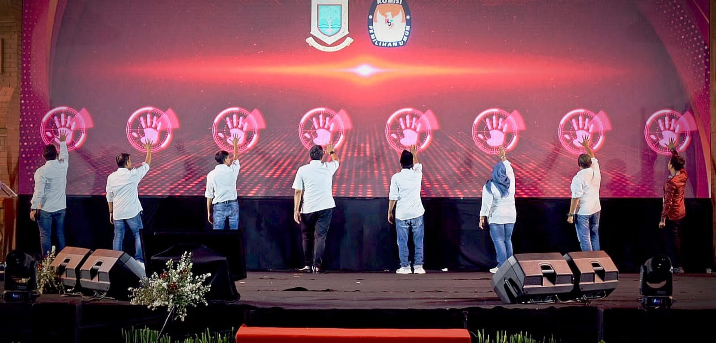 Komisioner KPU dan Pj Wali Kota Mojokerto sesaat akan melaunching Pemilihan Wali Kota dan Wakil Wali Kota Mojokerto Rabu (13/6/2024) malam. (Alief Wahdana/kabarterdepan.com) 