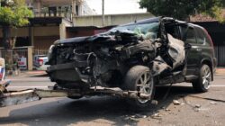 Mobil Nissan XTrail Ringsek Usai Tabrak Belakang Truk Kontainer di Mojokerto, Pengemudi Alami Luka-luka