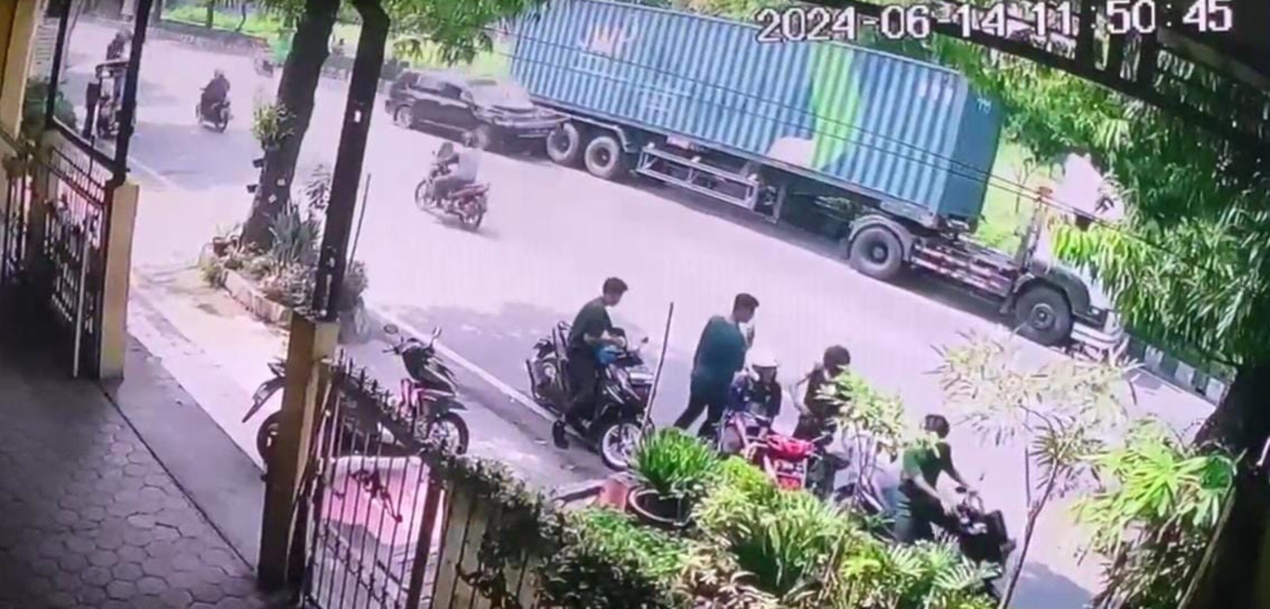 Tangkapan layar rekaman CCTV yang memperlihatkan kecelakaan lalu lintas. (Redaksi/kabarterdepan.com)
