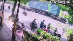 Mobil Tabrak Truk di Mojokerto, Sopir Kontainer : Saya Parkir Mau Salat Jumat