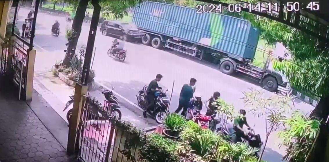 Tangkapan layar rekaman CCTV yang memperlihatkan kecelakaan lalu lintas. (Redaksi/kabarterdepan.com) 